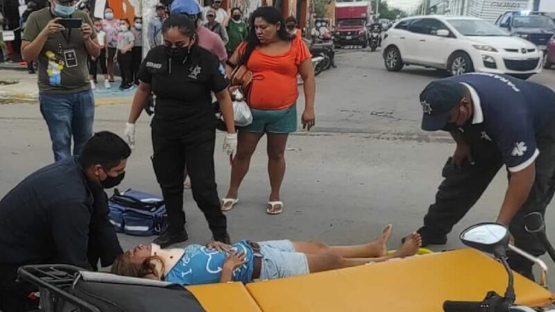 Alocado motociclista se vuela un alto, chocas y lesiona a una mujer en el centro de Progreso.