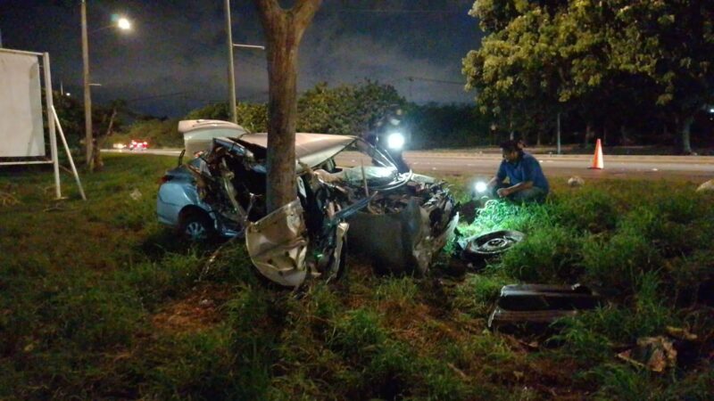 Choca contra un tráiler, sale de la vía y se estrella contra un árbol en el periférico de Mérida