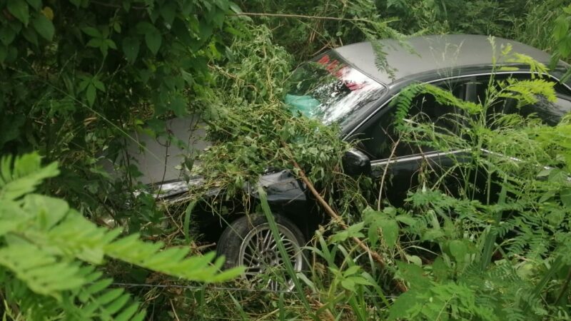 Le revienta una llanta de su Honda Accord y se sale en la vía Motul -Baca