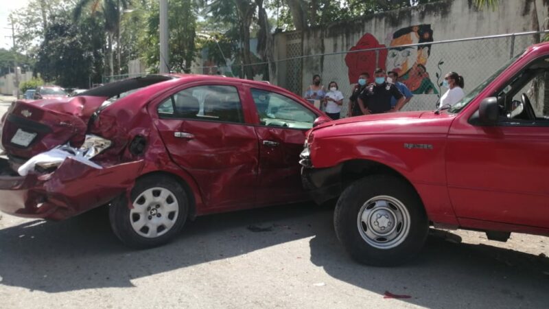 Chofer dormilón choca contra dos autos estacionados en Motul