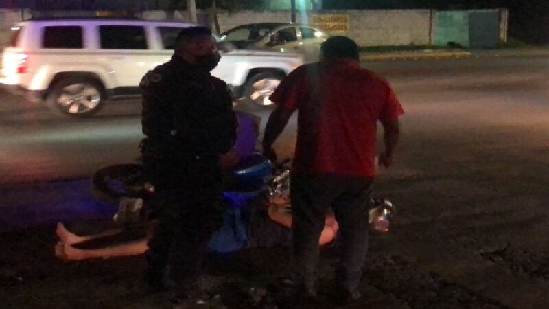 Motociclista choca y se lesiona, se le atravesó un taxímetro en la avenida Canek