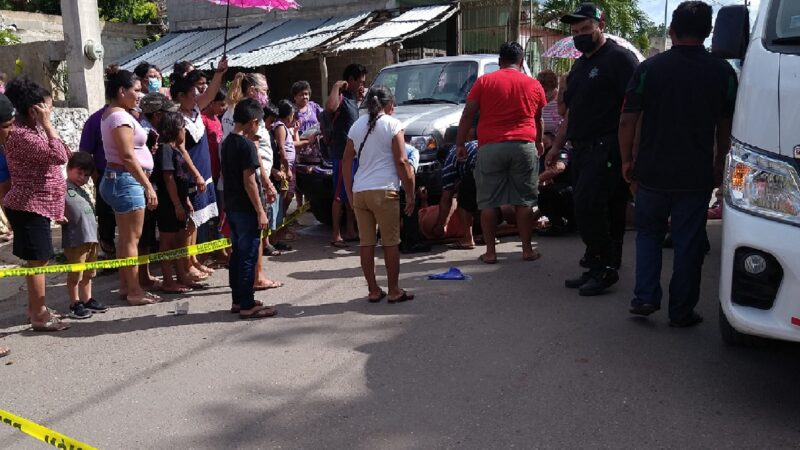 Una mujer motociclista choca contra una camioneta estacionada y se lesiona en Dzan