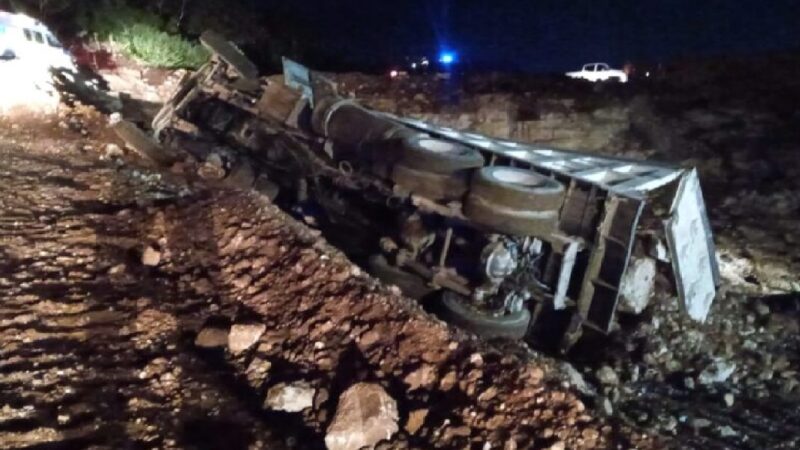 Chofer vuelca con un tráiler cargado con material de construcción en Valladolid