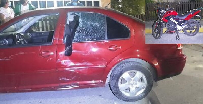 Joven motociclista intenta rebasar a un Jetta, choca y se lesiona, en Tizimín