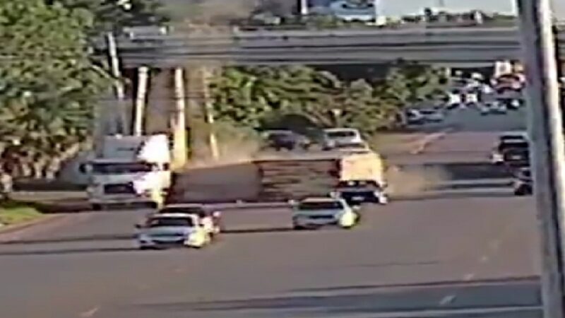 Trailero volantea y se le desprende la caja de su tráiler al tomar la vía Mérida-Progreso