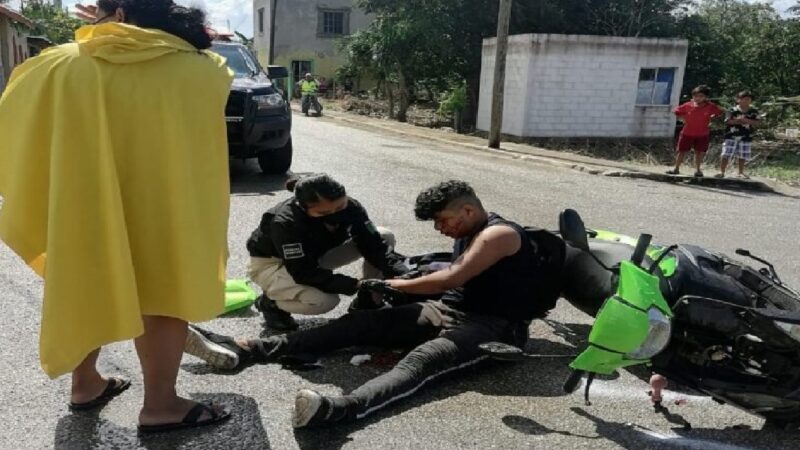 Taxista se vuela un alto y ocasiona que un motociclista choque y se lesione en Tizimín