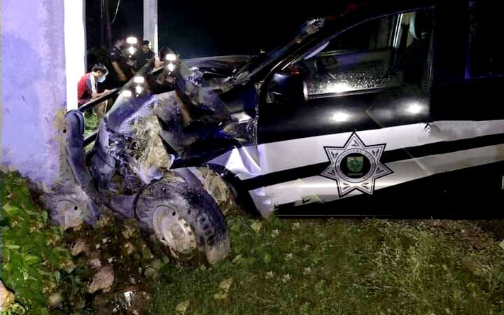 Policías de Muxupip chocan y despedazan una patrulla en Euan: Dicen que perseguían a un conductor