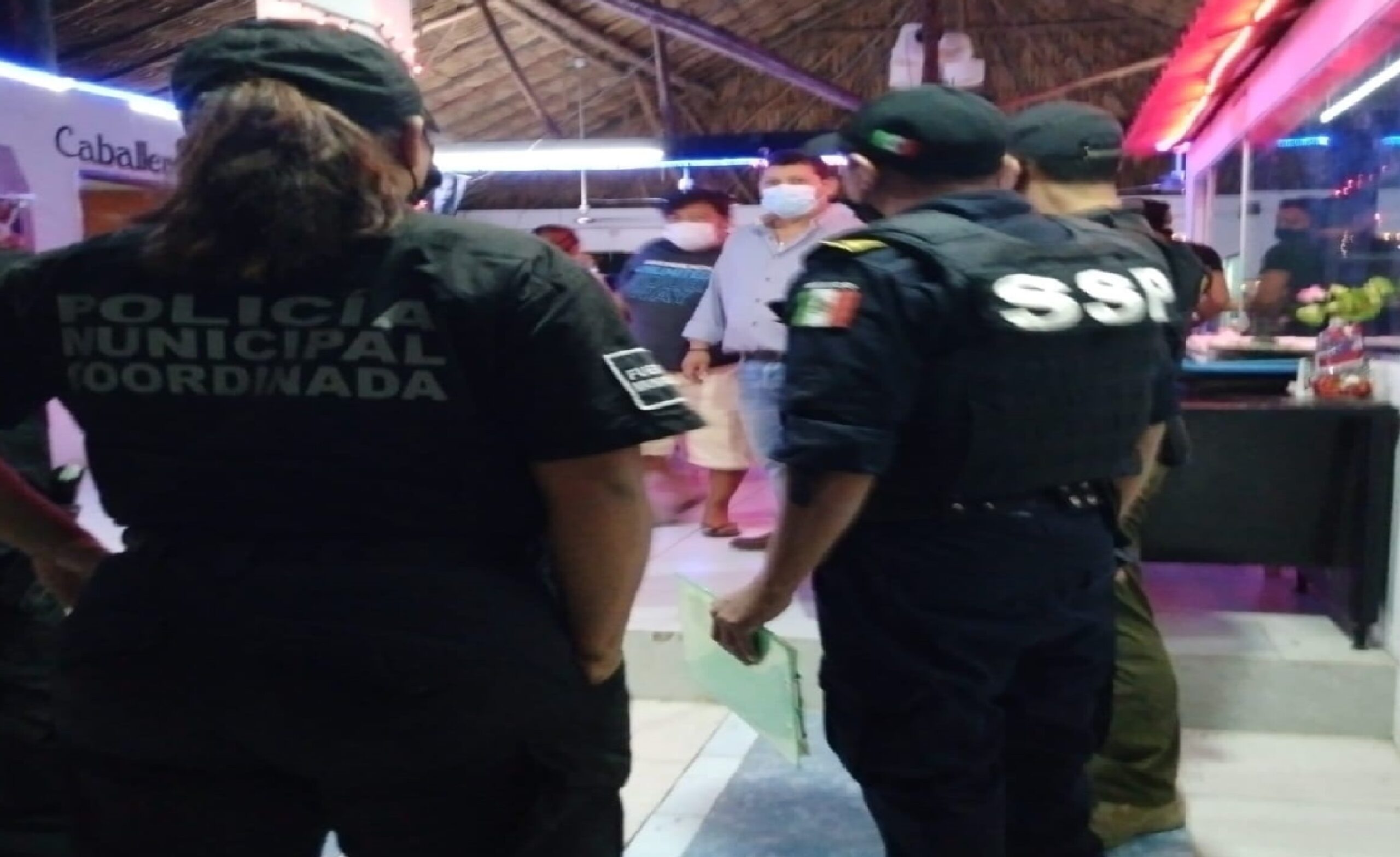 La policía clausuró con todo y edecanes el Bar el Gallo en Valladolid