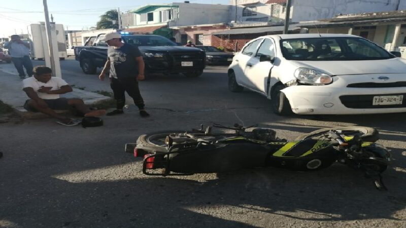Imprudente motociclista se mete en sentido contrario y choca contra un Nissan