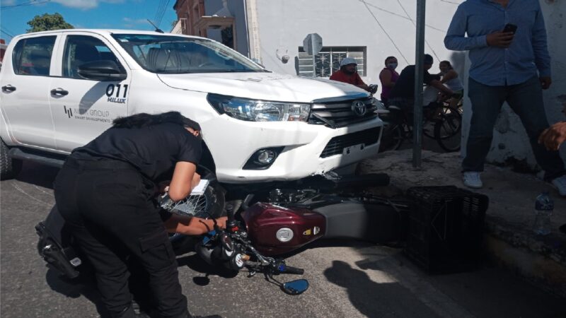 Un chofer choca arrastra más de 10 metros y lesiona a un motociclista en Baca