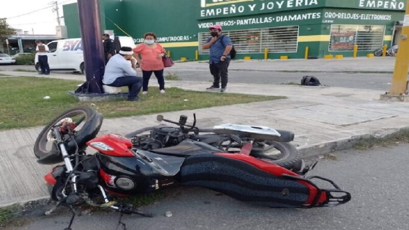 Chofer gandaya se vuela un alto, atropelló a un motociclista, luego le quiere cobrar los daños