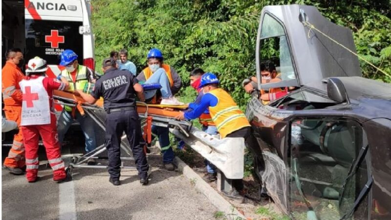 Una familia sale salva de morir en una volcadura cuando regresaba a Mérida