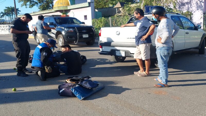 Le cierra el paso y causa que un motociclista choque contra la portezuela de su RAM