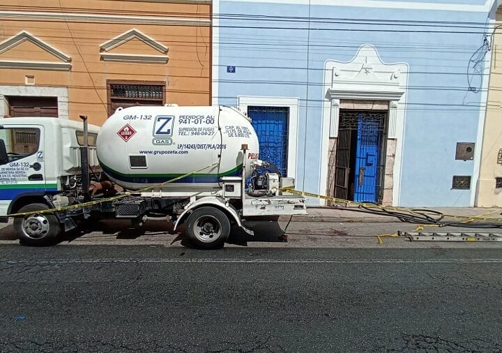 Un pipero de Gas Z se electrocuta, cae del techo de una casa y muere en el Centro de Mérida.