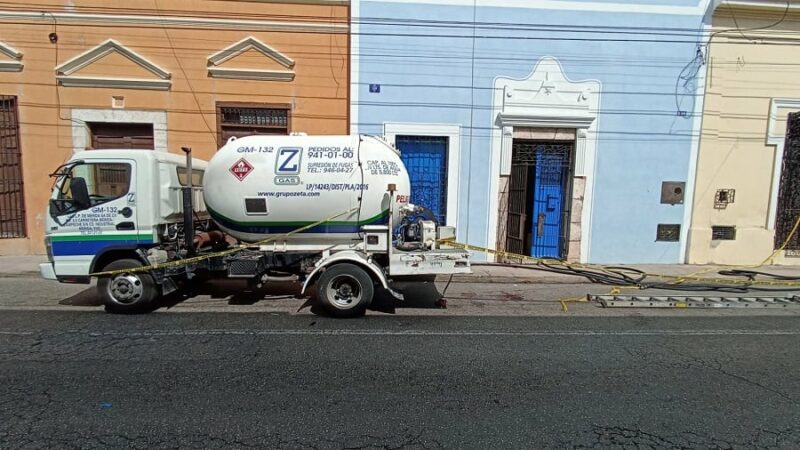 Un pipero de Gas Z se electrocuta, cae del techo de una casa y muere en el Centro de Mérida.