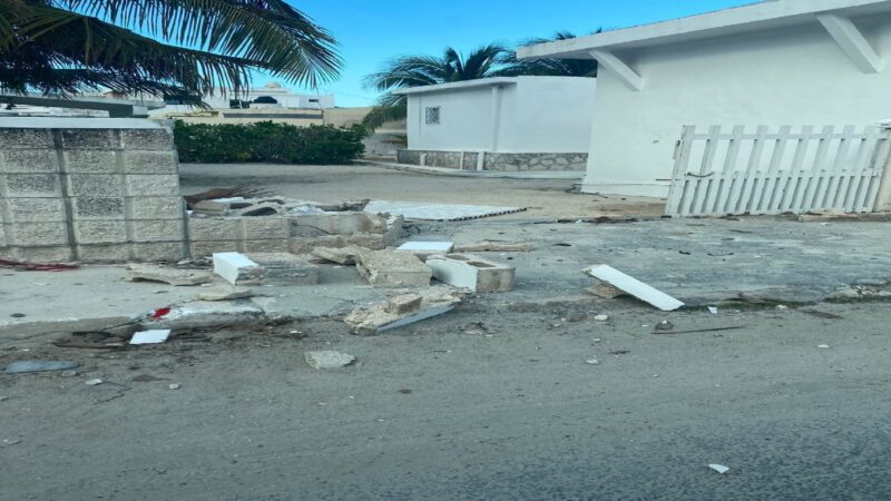 Mujer peligrosa al volante: choca y derriba una barda, luego se da a la fuga.