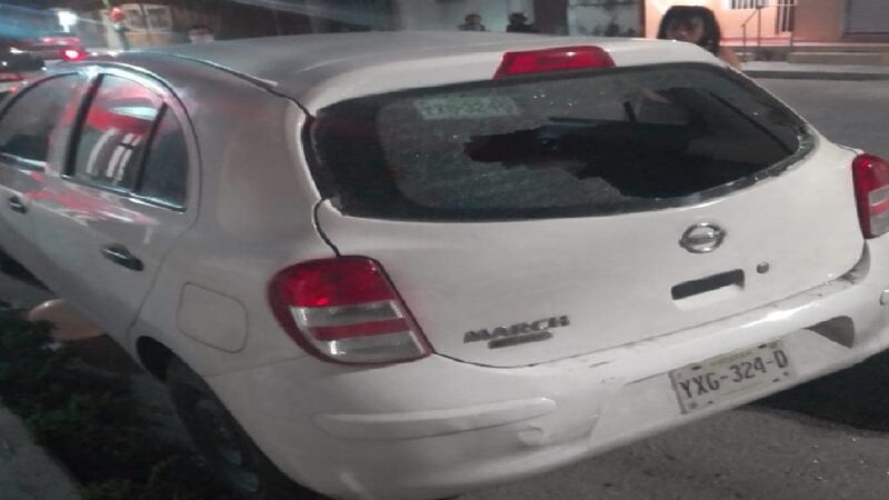 Ebrios vengativos, por pleito en un Bar le dan un cristalazo a un Nissan March en Progreso