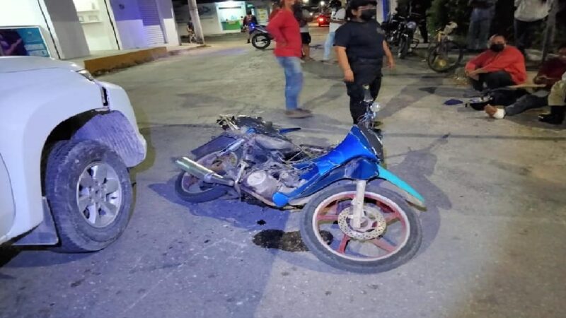 Chofer se vuele un alto en el centro de Tizimín y lesiona a un motociclista
