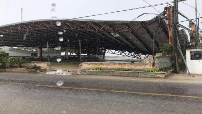 Cae el techo de un domo de una cancha en Dzilam De Bravo
