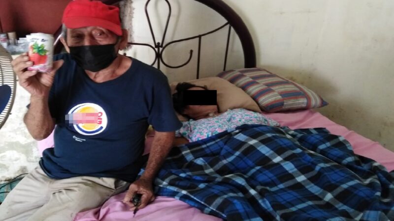 Abuelito pide ayuda para medicamentos y alimentación de su hija con embolia.