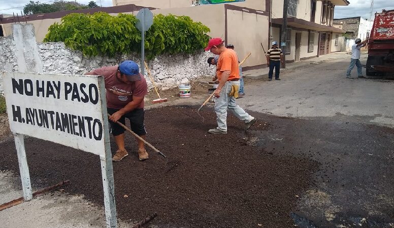 Bachean socavones que parecen laguna en calles de Cansahcab