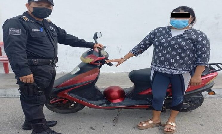 Policía de Progreso encuentra moto abandonada y se la entregan a su dueña