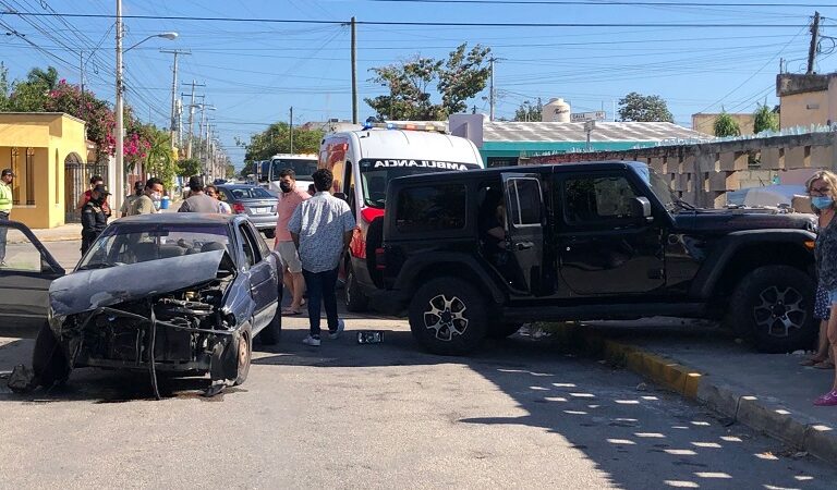 Conductora se vuela un alto, choca y se lesiona junto con dos menores en Francisco de Montejo