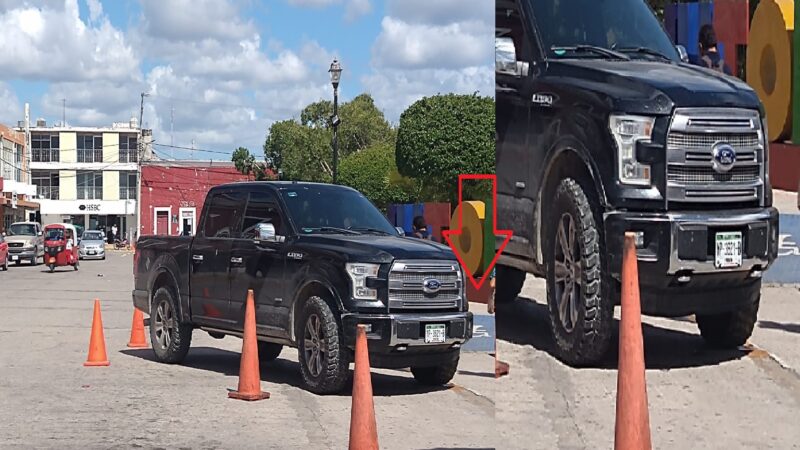 Alcalde de Motul estaciono frente a un paso de discapacitados y policías cuidan su camioneta