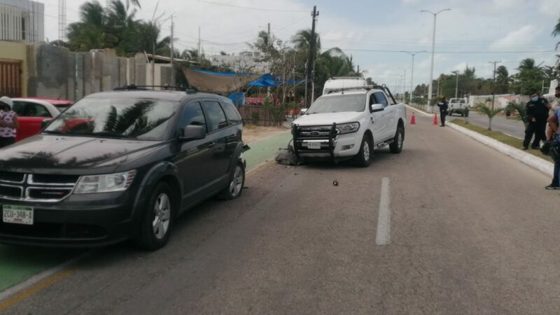 Policía de Progreso choca una camioneta estacionada y lesiona a un abuelito