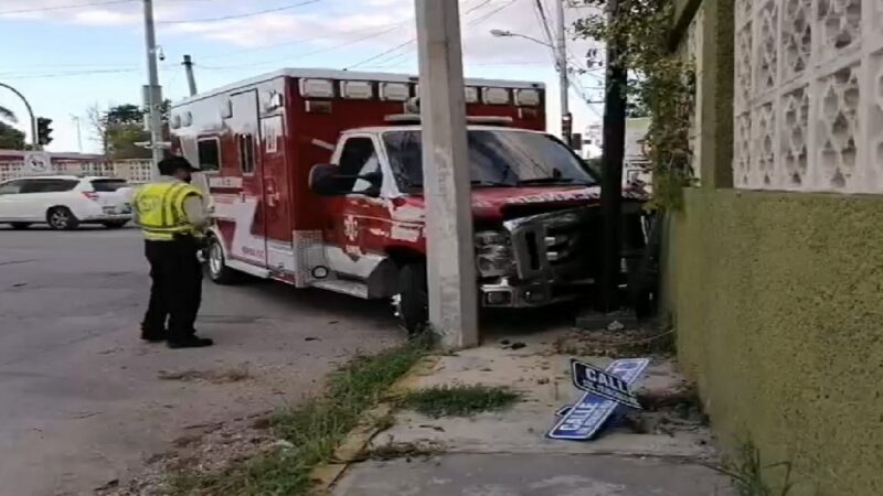Choque entre Mazda y una ambulancia ambos conductores dijeron tener luz verde