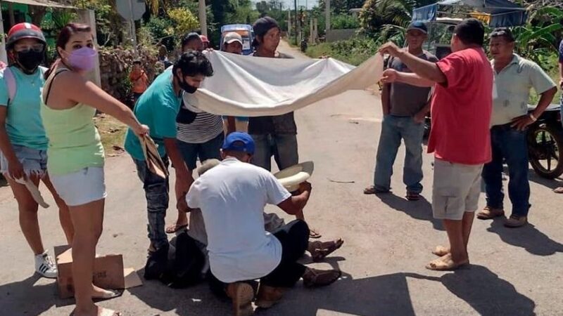 Tricitaxista choca contra una moto y atropella a una persona sentada en la acera en Oxkutzcab