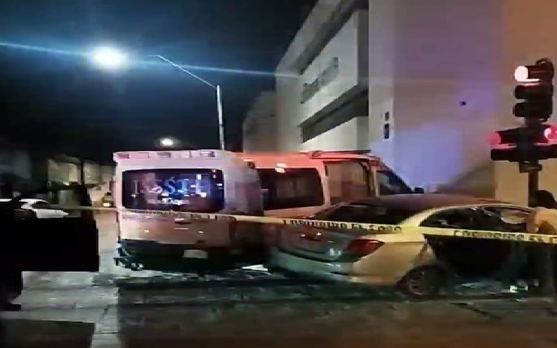 Por farol el chofer de una ambulancia del ISSSTE se voló una luz roja y chocó