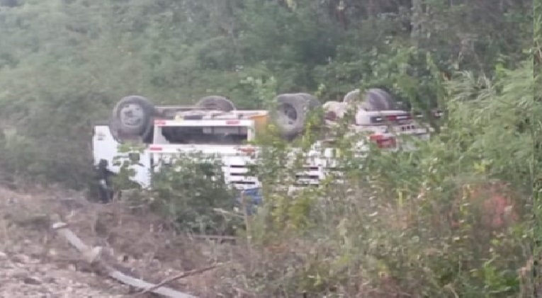Un conductor volcó y abandono su camión de redilas en la via Kaua- Cuncunul