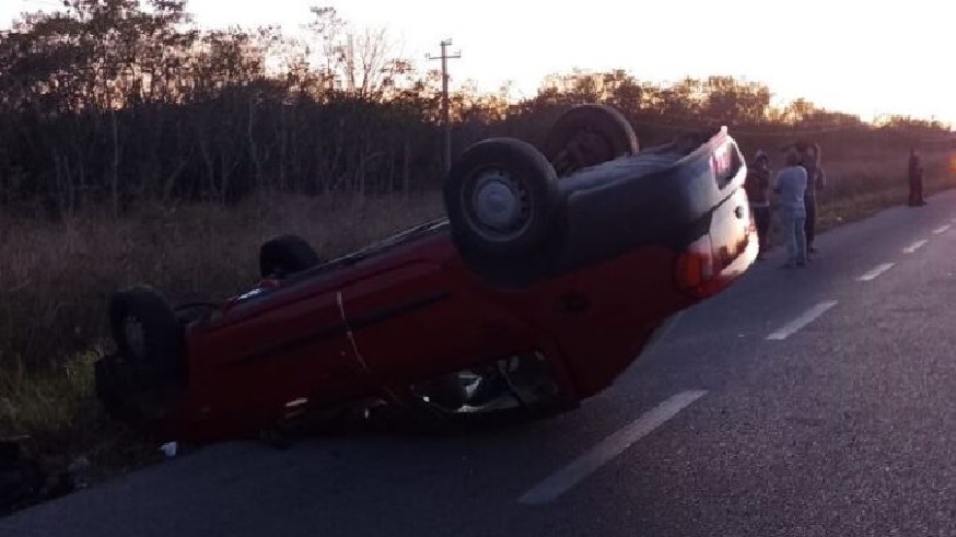 Por una falla mecánica un automovilista volcó sobre el camellón en la Mérida Izamal