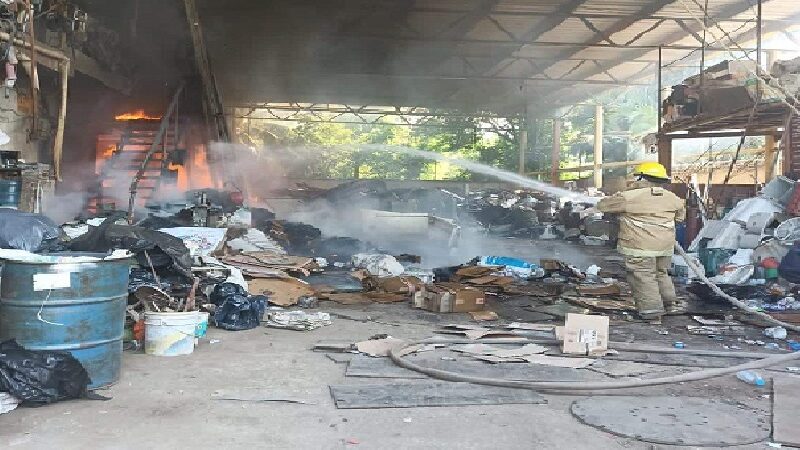 Se quemó un depósito de chatarra y material reciclable en Tekax