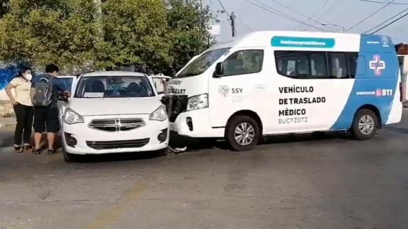 Ambulancia de Buctzotz se voló un alto y chocó en Mérida: No está asegurada