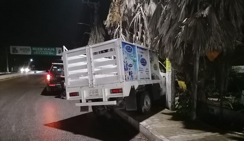 Chofer de la empresa STA chocó y derribó un muro metálico del IMSS de Motul