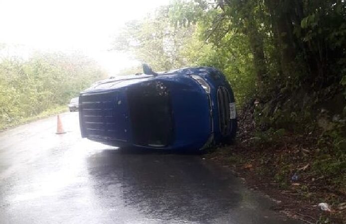 Vuelca sobre la vía Colonia Yucatán-Tizimín y y abandona su Eco Sport