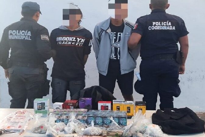 Dos detenidos por el robo a mano armada de un Oxxo en Chelem comisaria de Progreso.