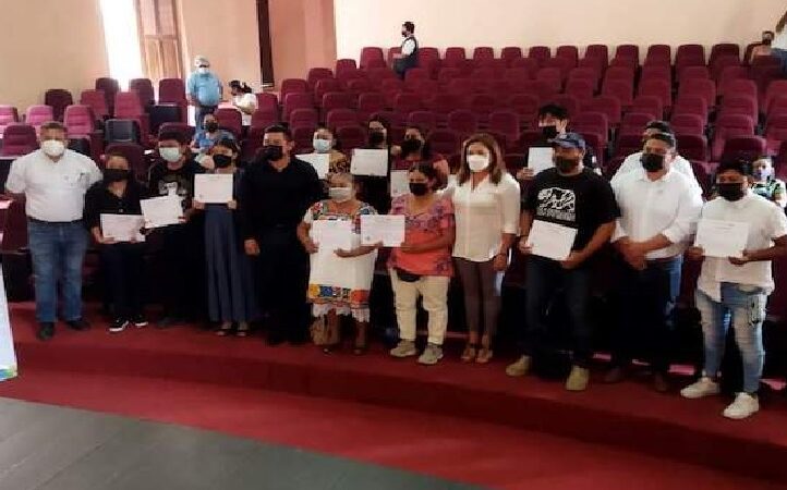 Adultos vallisoletanos recibieron certificados por haber concluido su educación básica