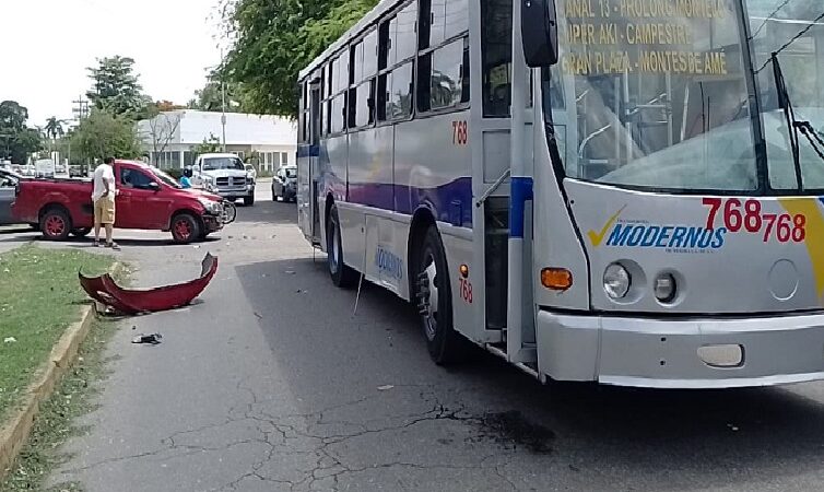 Por imprudente un chofer chocó su Tornado contra un urbano en la avenida Alemán.