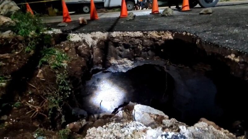 Se desploma una sascabera y forma un boquete debajo de una carretera en Valladolid.