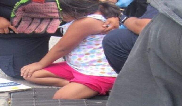 Bomberos rescataron a una menor atora en una alcantarilla de la avenida Itzaes