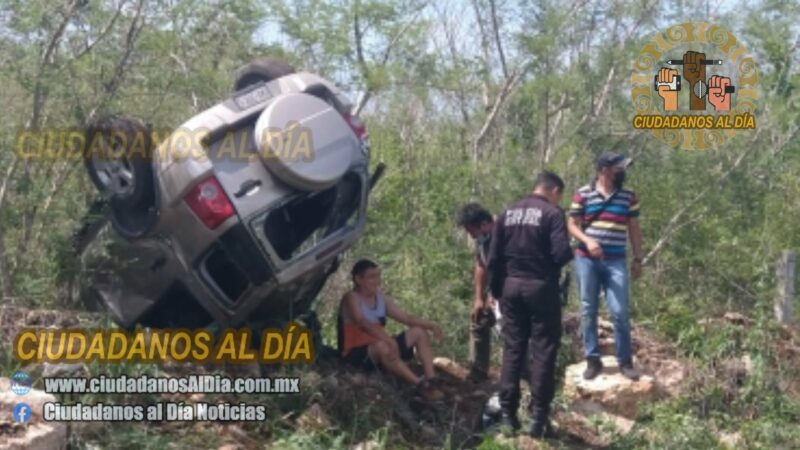 Vuelcan violentamente con su camioneta Ecosport y vivieron para contarlo