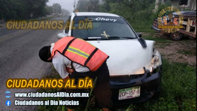 Ebrio chofer de un Chevy acabo su parranda estrellado en un poste de la CFE