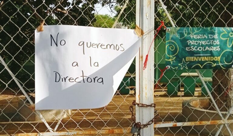 Padres de familia cierran escuela Víctor Manuel y exigen la destitución de la directora