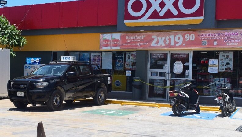 Tres delincuentes asaltaron con armas de fuego un Oxxo en Chelem comisaria de Progreso