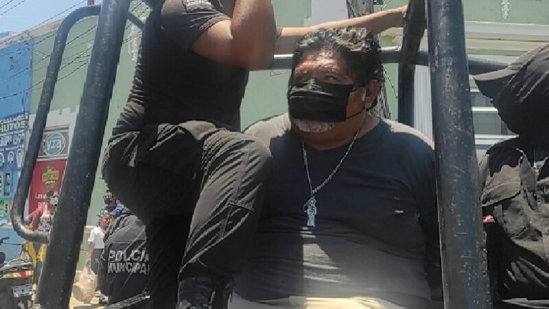 Un sujeto robó un celular en una tienda en el centro de Progreso: es detenido por la policía.