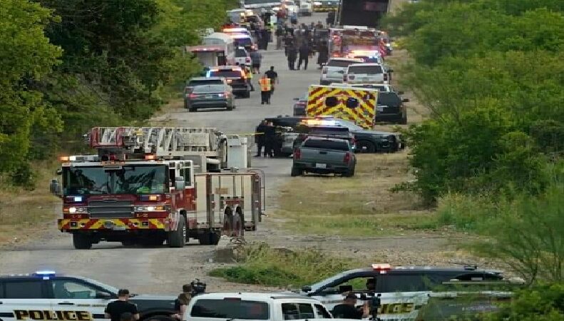 Hallan 42 migrantes muertos en la caja de un tráiler en San Antonio