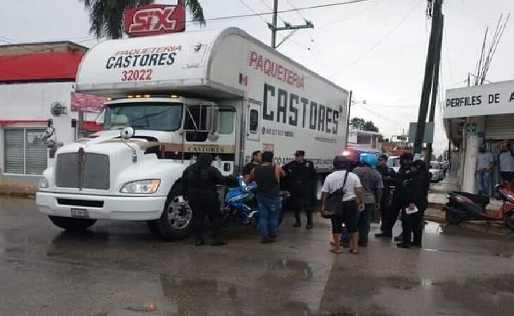 Un motociclista se salvó de morir aplastado por un camión de carga en Ticul